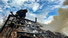 Будинок горів на Харківщині внаслідок атаки БпЛА (фото, відео)