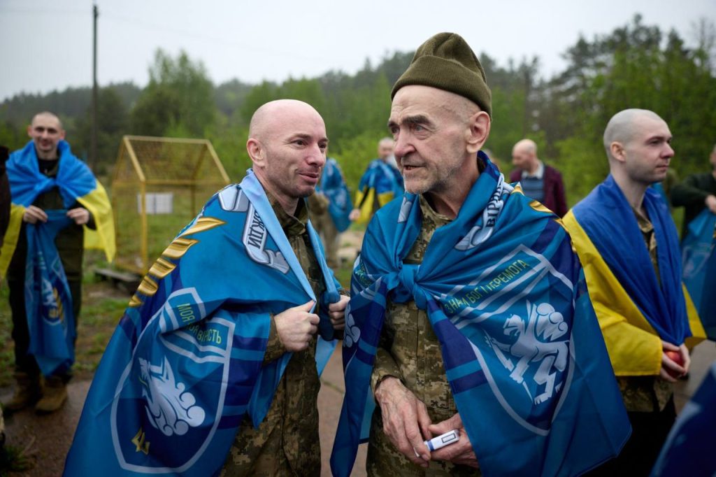 Домой вернулись украинские военнопленные 15 мая