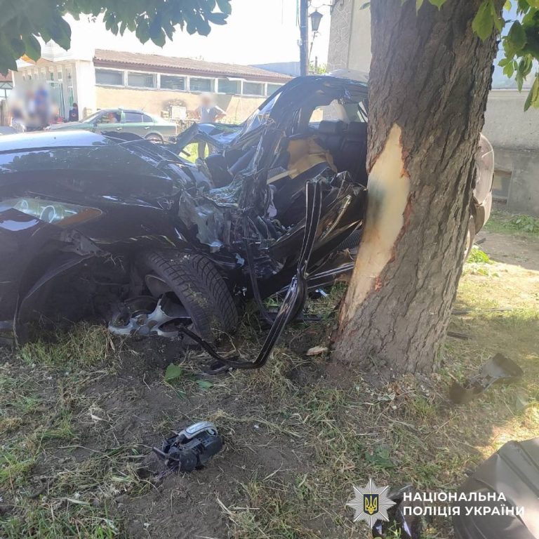 Смертельное ДТП в Змиеве: от удара авто влетело в дерево