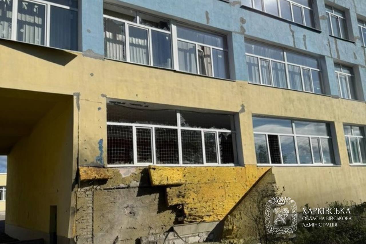 По школе в Дергачевской громаде ударили россияне – фото последствий
