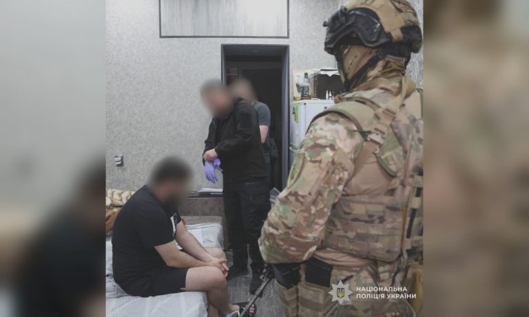 Вдерлись у дім, пограбували й напали на чоловіка: як затримували підозрюваних