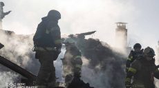 Спасателям удалось потушить пожар, который бушевал после утреннего «прилета»