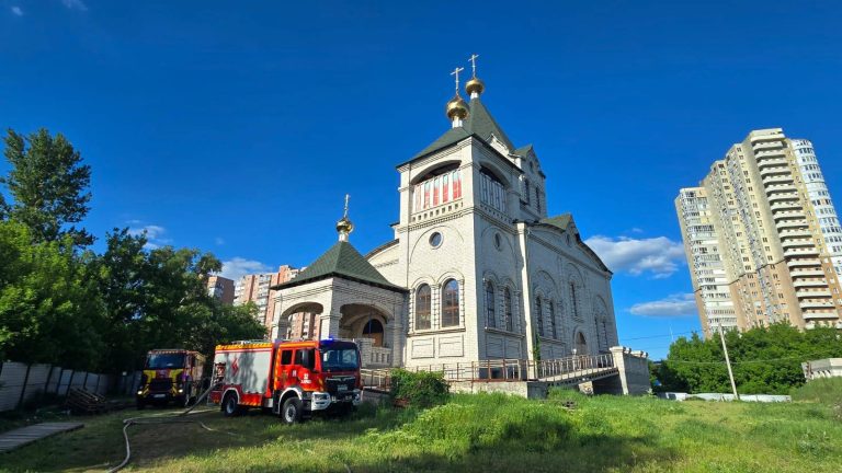Недостроенный храм горел в воскресенье вечером в Харькове (фото)