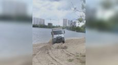Будет удобный спуск и лежаки: обустраивают бесплатный пляж на Журавлевке 📷