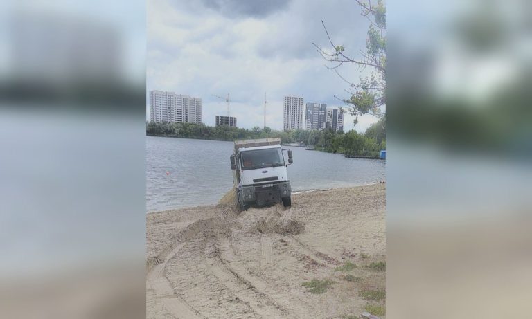 Будет удобный спуск и лежаки: обустраивают бесплатный пляж на Журавлевке 📷