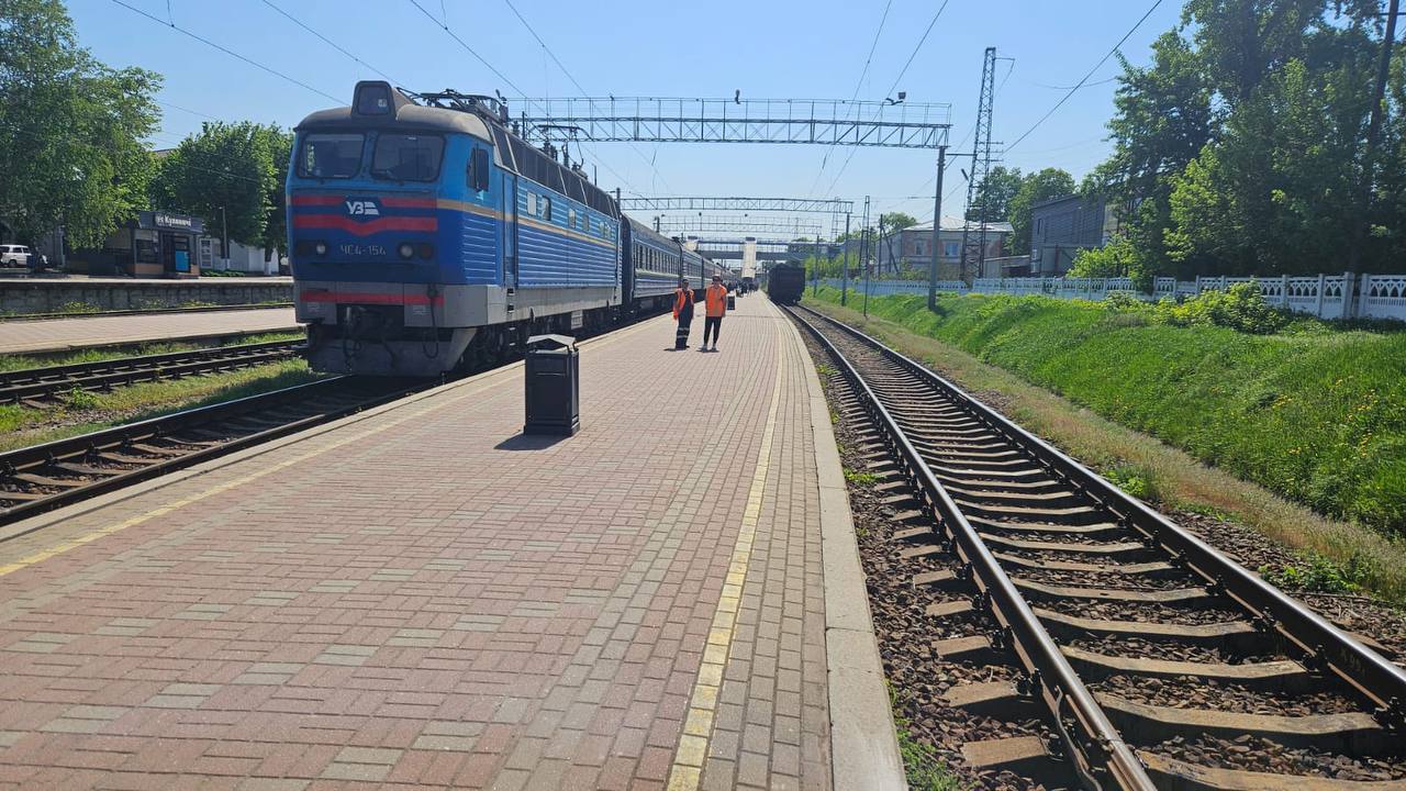 Обстрелянный врагом поезд прибыл на Харьковщину по графику – УЗ (фото)