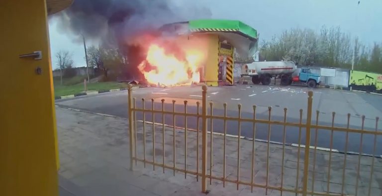 Атака на Харьков: первые минуты после удара по АЗС, как спасали мужчину 📹