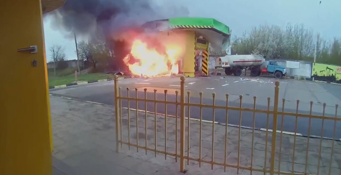 Атака на Харків: перші хвилини після удару по АЗС, як рятували чоловіка 📹