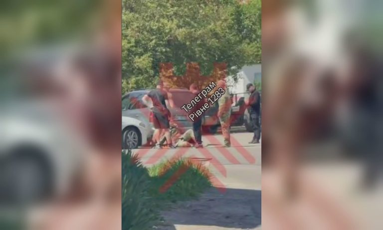Водитель BMW из Харькова сбил военного ТЦК в Ровно (видео)