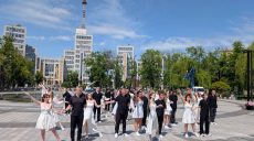 Центр Харькова заполонили выпускники: репетируют школьный вальс (видео)