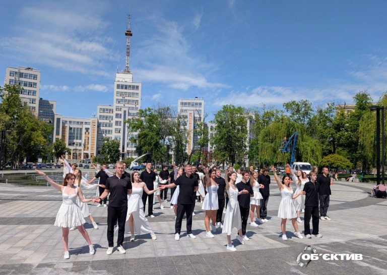 Центр Харкова заполонили випускники: репетирують шкільний вальс (відео)