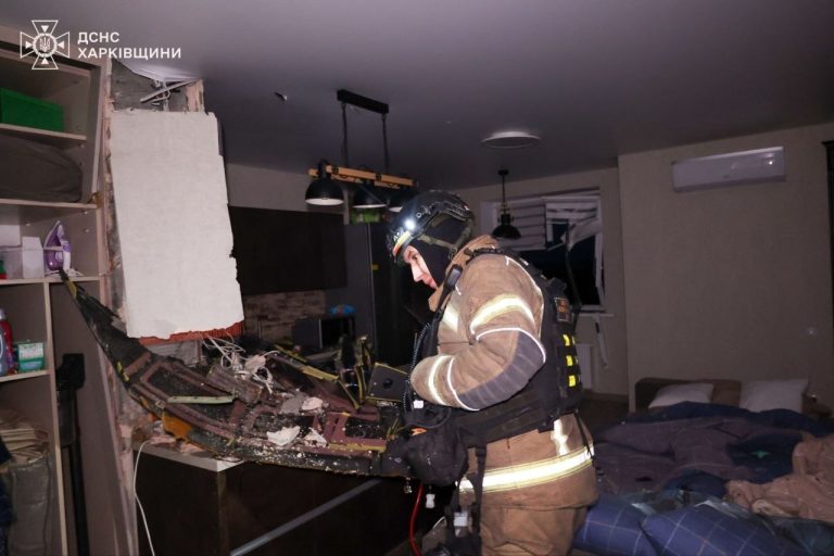 Удар БпЛА по многоэтажке в Харькове: ГСЧС сообщила о пострадавших (фото)
