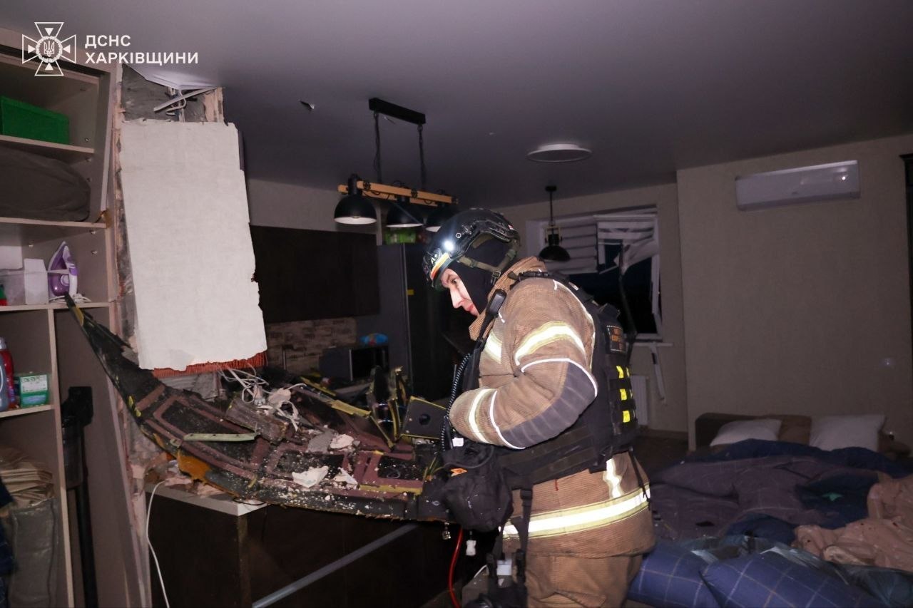 Удар БпЛА по многоэтажке в Харькове: ГСЧС сообщила о пострадавших (фото)