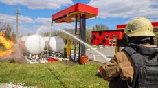 Резервуар с газом загорелся на АЗС в Харькове после удара БпЛА (видео)