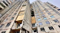 Як відновлюють пошкоджений обстрілами будинок на Олексіївці (фото)