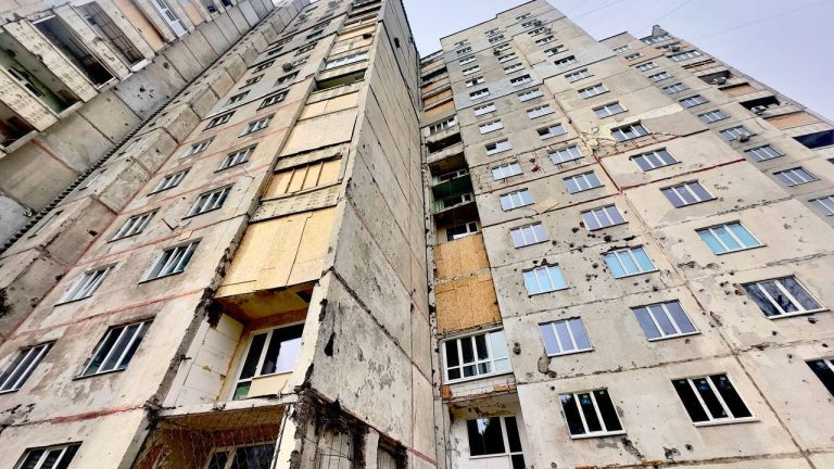 Как восстанавливают поврежденный обстрелами дом на Алексеевке (фото)