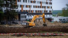 В детской больнице в Харькове роют укрытие и обещают масштабный ремонт (фото)