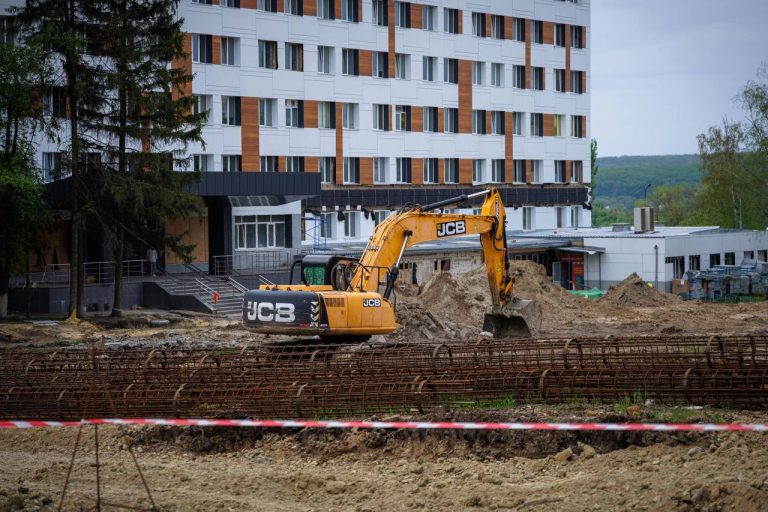 В детской больнице в Харькове роют укрытие и обещают масштабный ремонт (фото)