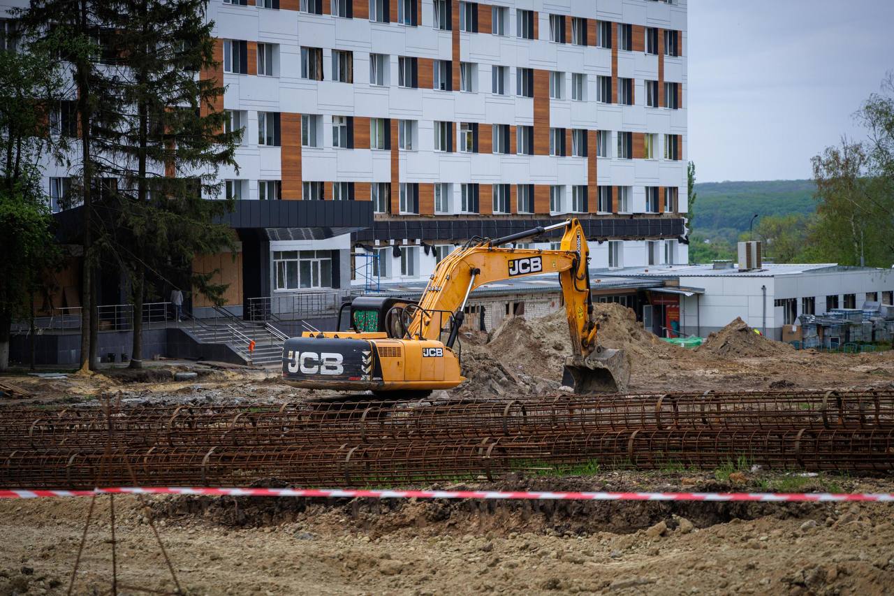 В детской больнице в Харькове роют укрытие и обещают масштабный ремонт (фото)