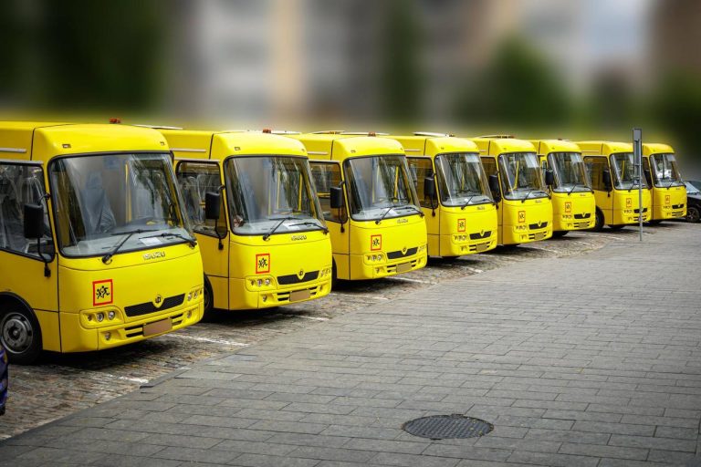 Почти 120 млн грн на школьные автобусы для Харьковщины: первые уже получили