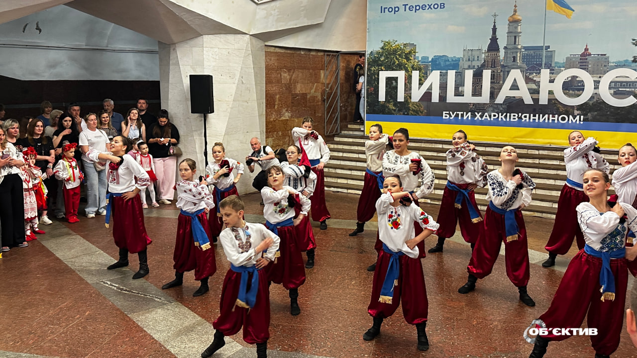 День вышиванки в метро: харьковчане собирались в подземке на концерт (видео)