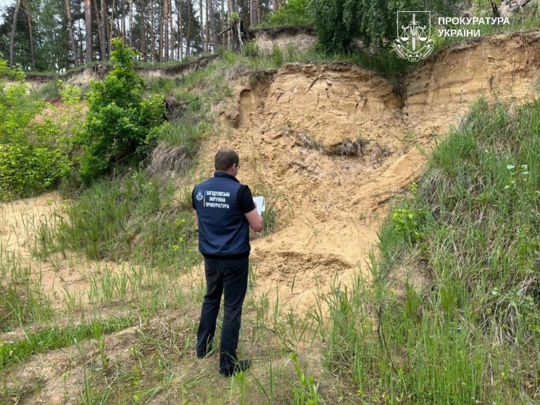 Ущерб — 100 млн грн: как плодородные поля Харьковщины превратили в карьеры