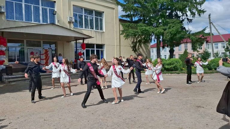 Более 16 тысяч выпускников Харьковщины услышали последний звонок