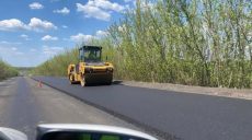 Дорожники відновлять не лише траси, а й вулиці у місті на Харківщині