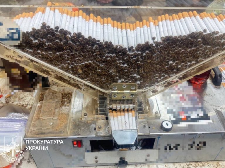 Производили сотни тысяч сигарет без лицензии: 8 подозрений «бизнесменам»