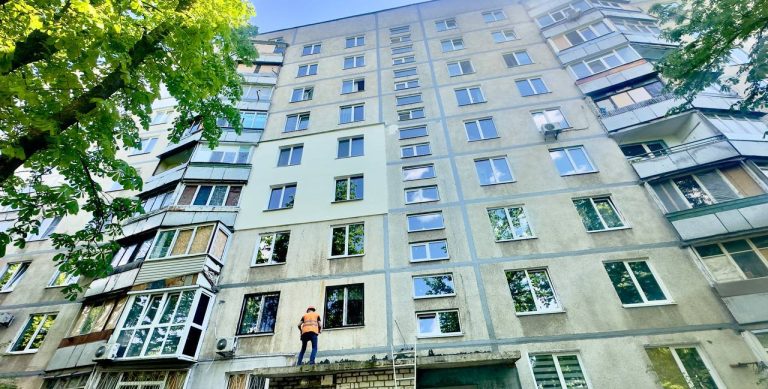Многоэтажку, поврежденную россиянами, восстанавливают на Салтовке в Харькове