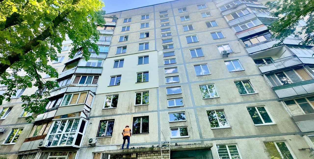 Многоэтажку, поврежденную россиянами, восстанавливают на Салтовке в Харькове