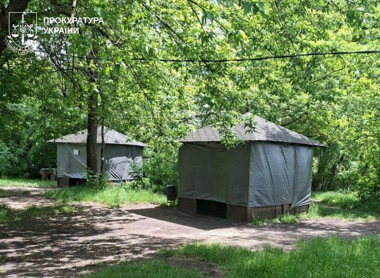 На берегу реки в Харькове незаконно сдавали в аренду беседки: подробности
