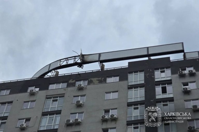 «Шахед» ударил по многоэтажке в Харькове – начался пожар