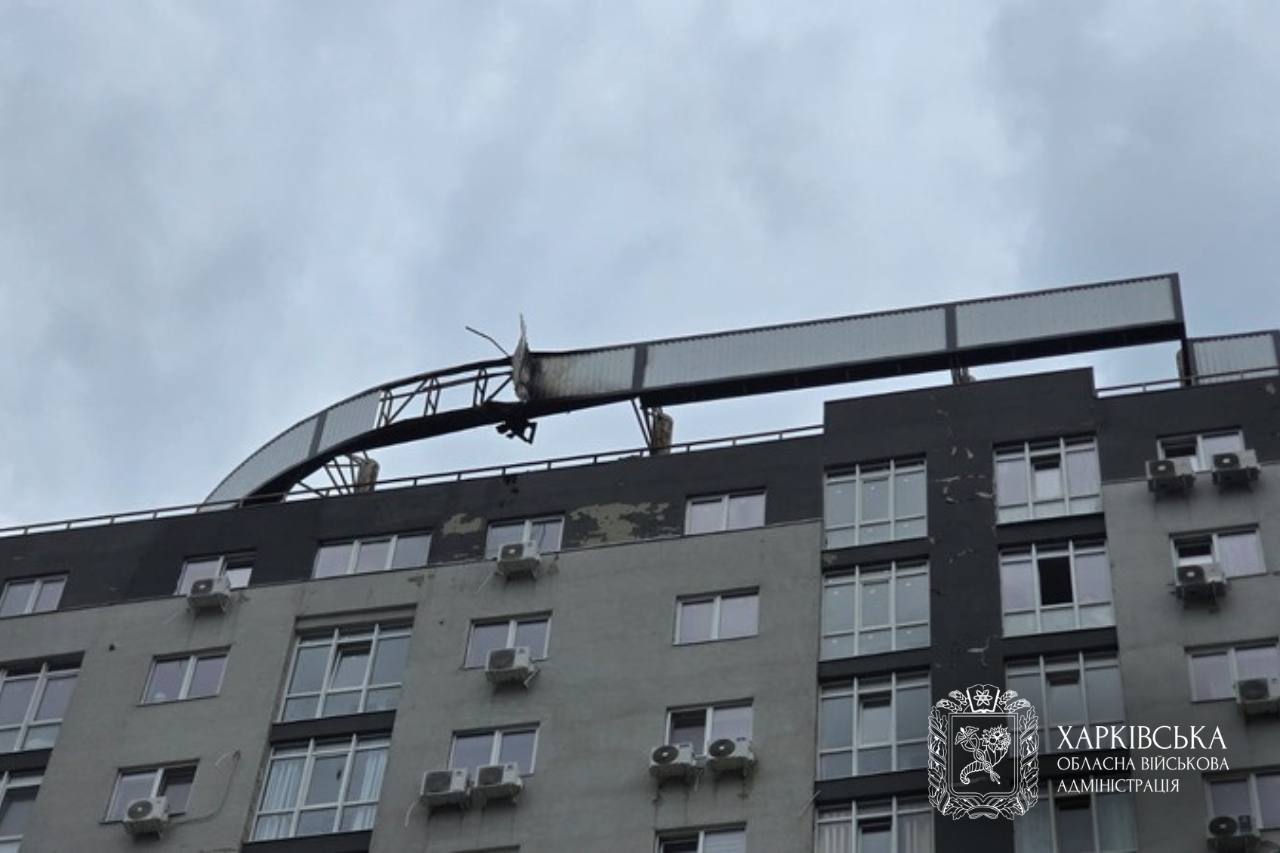 «Шахед» ударил по многоэтажке в Харькове – начался пожар