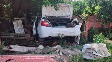 П’яний водій на швидкості влетів на територію будинку в Берестині