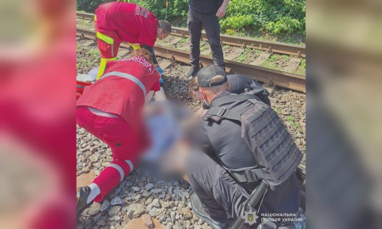 В Харькове тепловоз наехал на женщину: пострадавшая в больнице