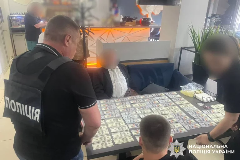 70-летний харьковчанин «продавал» инвалидность мужчинам за $7700 – полиция
