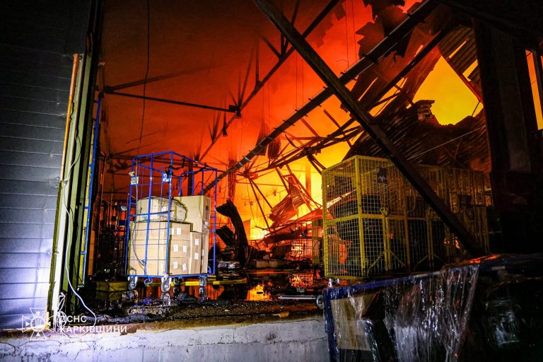 По складу поштового відділення в Харкові вдарила вночі РФ – що з посилками