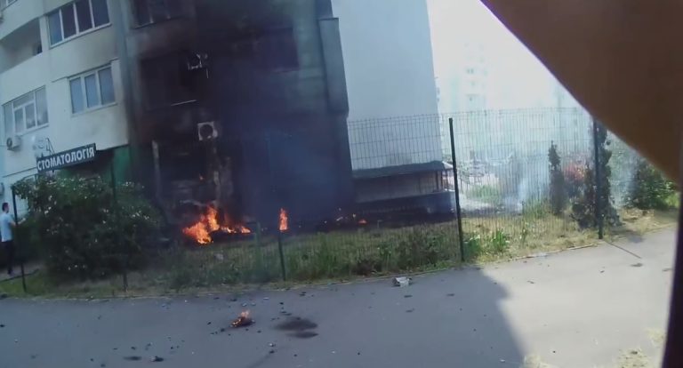Как спасали жителей из задымленного дома в Харькове после атаки РФ (видео)