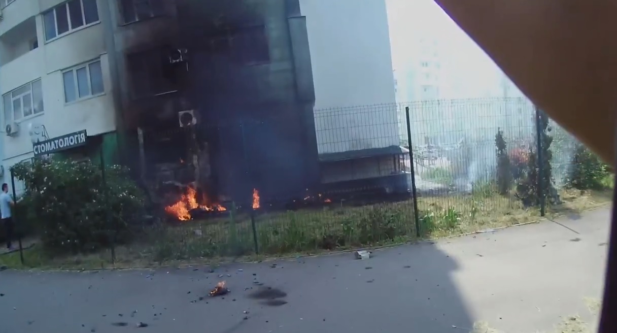 Как спасали жителей из задымленного дома в Харькове после атаки РФ (видео)