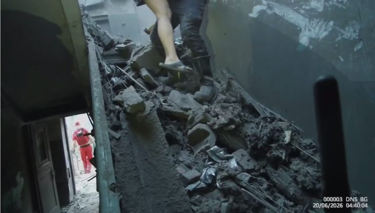 Первые минуты после удара по Харькову: как людей доставали из-под завалов 📹