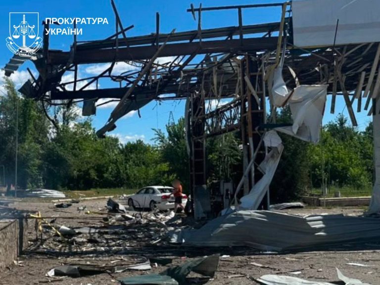 Россияне в очередной раз атаковали две АЗС в пригороде Харькова