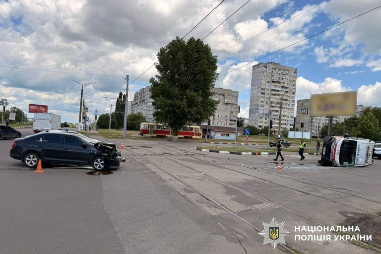 ДТП с «скорой» произошло в Харькове утром: два человека пострадали (фото)