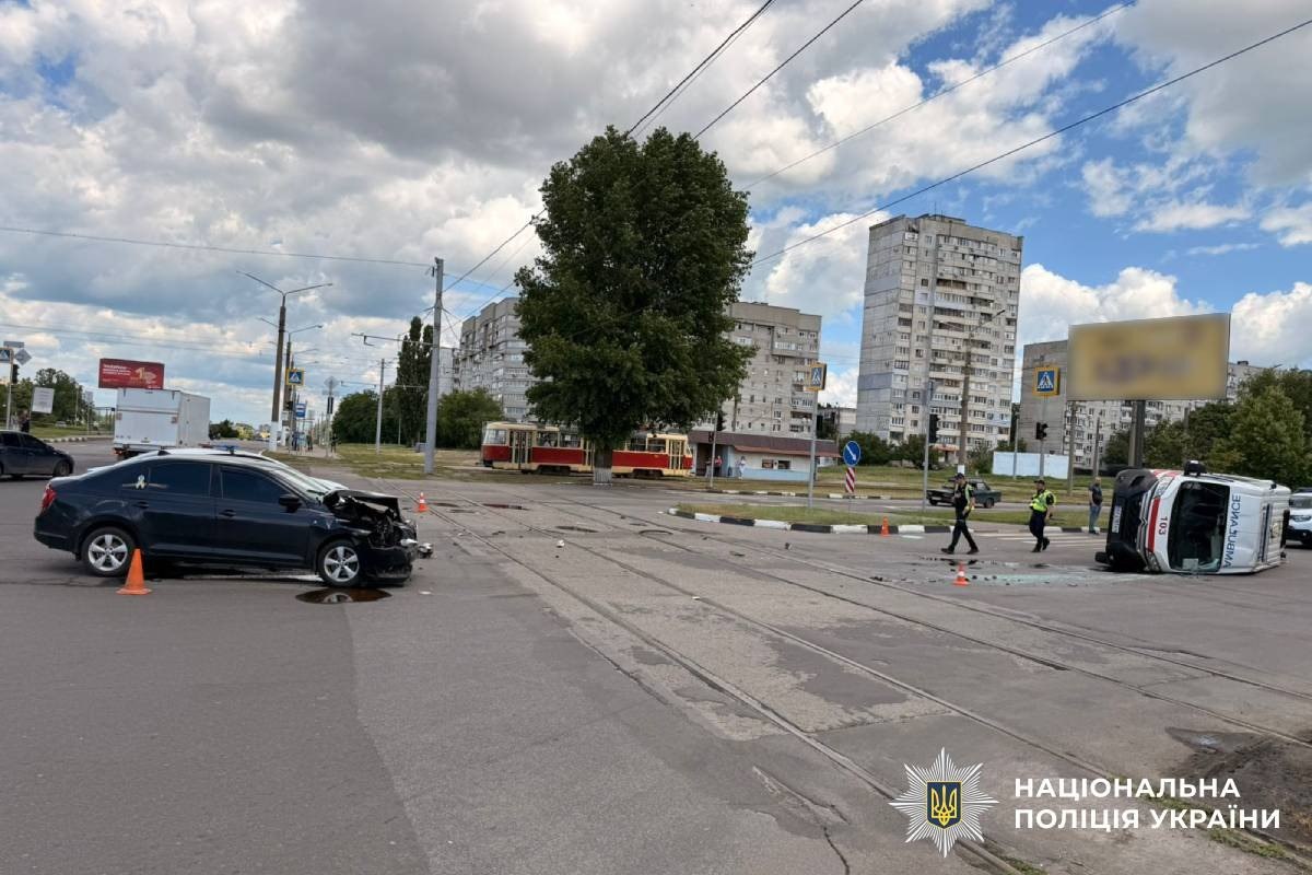 ДТП со «скорой» произошло в Харькове утром: два человека пострадали (фото)
