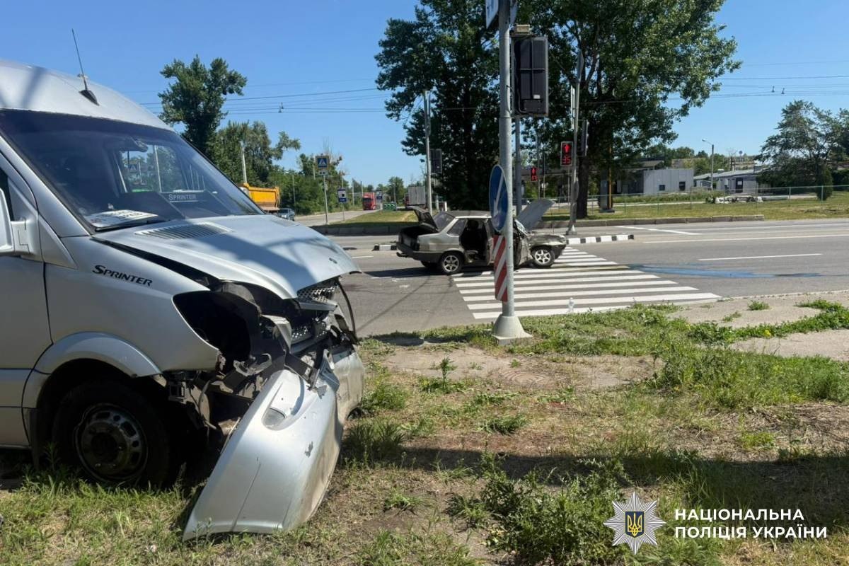 Діти постраждали в ДТП у Харкові: зіткнулися мікроавтобус та ВАЗ (фото)