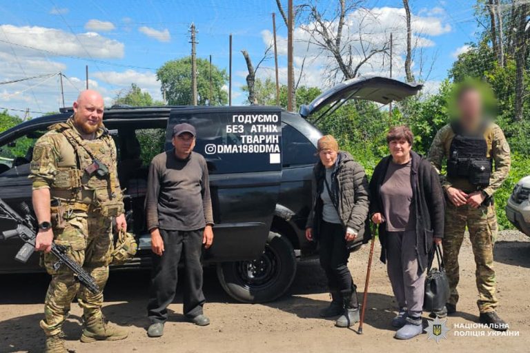 Эвакуация под атакой БпЛА: вывезли раненую женщину и еще троих человек (видео)