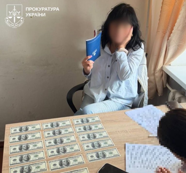 Погрожувала й вимагала $1700 за відстрочку: підозра медсестрі на Харківщині