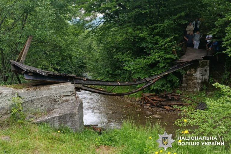 ЧП на Буковине: обрушился деревянный мост с детьми