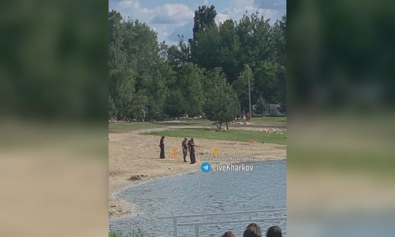 Всех попросили выйти из воды: на Журавлевке нашли подозрительный предмет 📹
