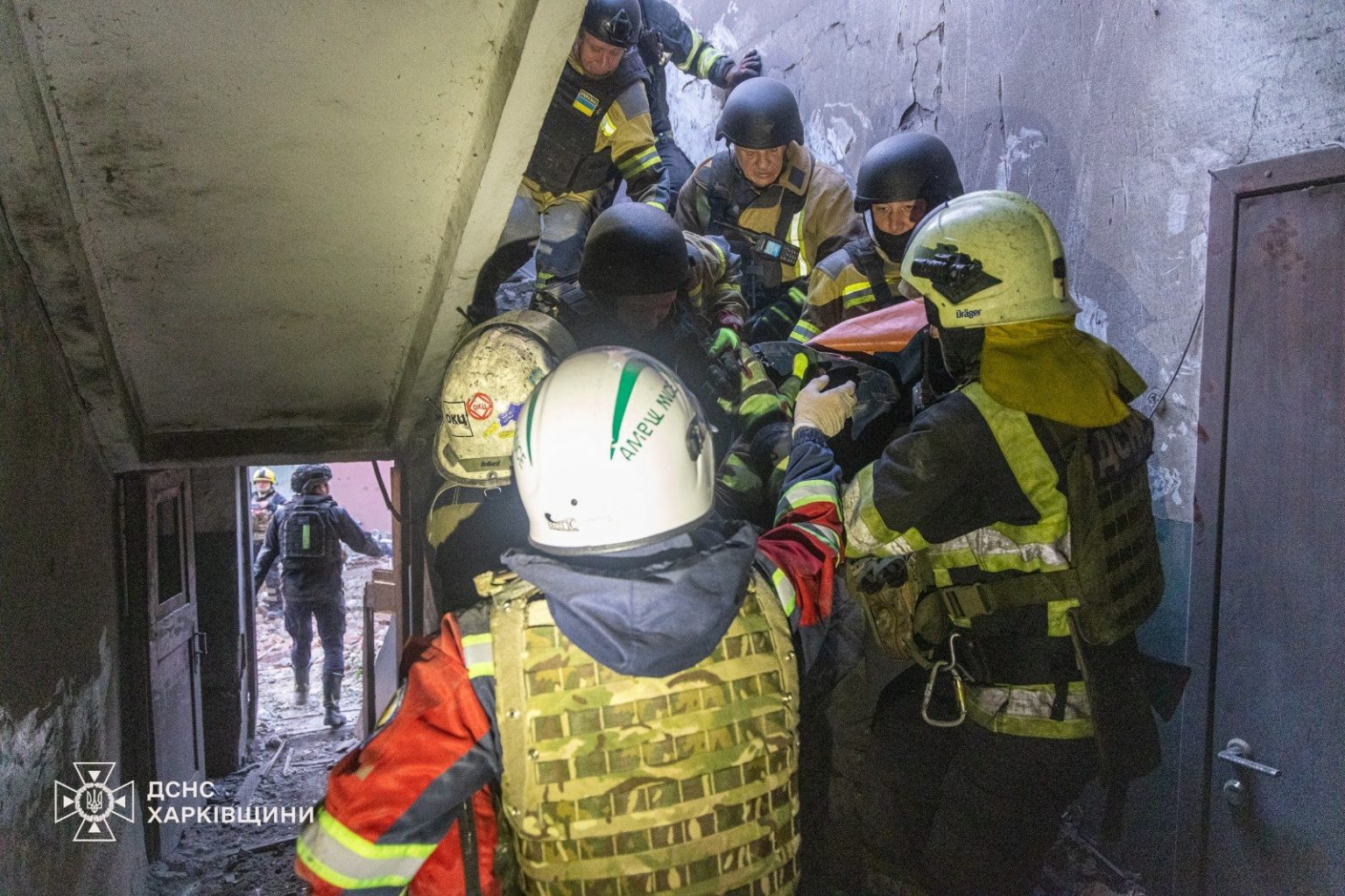 Фото спасательной операции на месте «прилета» в Харькове опубликовала ГСЧС